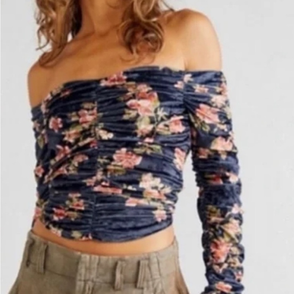 Free People Reina Top Women's Small
Black Pink Velvet Floral Ruched Long Sleeves